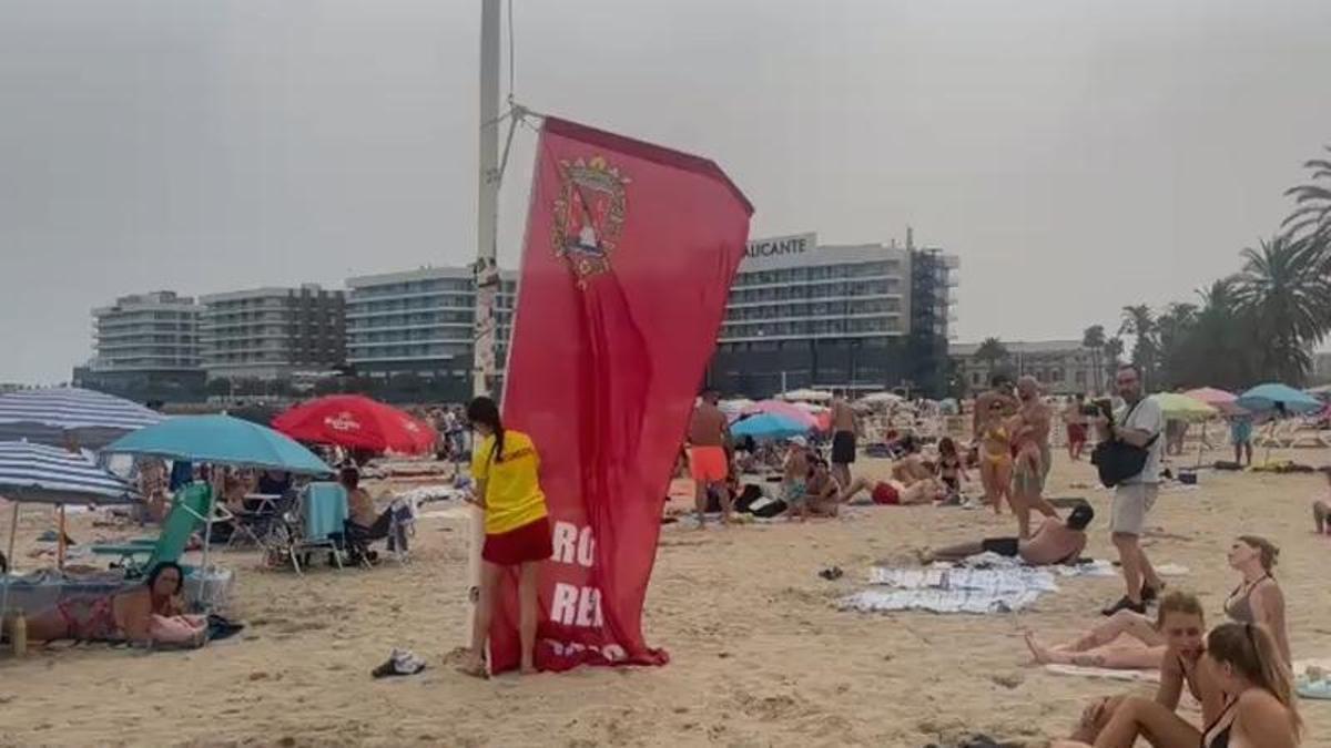 Varios municipios de Alicante prohíben el baño en las playas por la alerta de viento