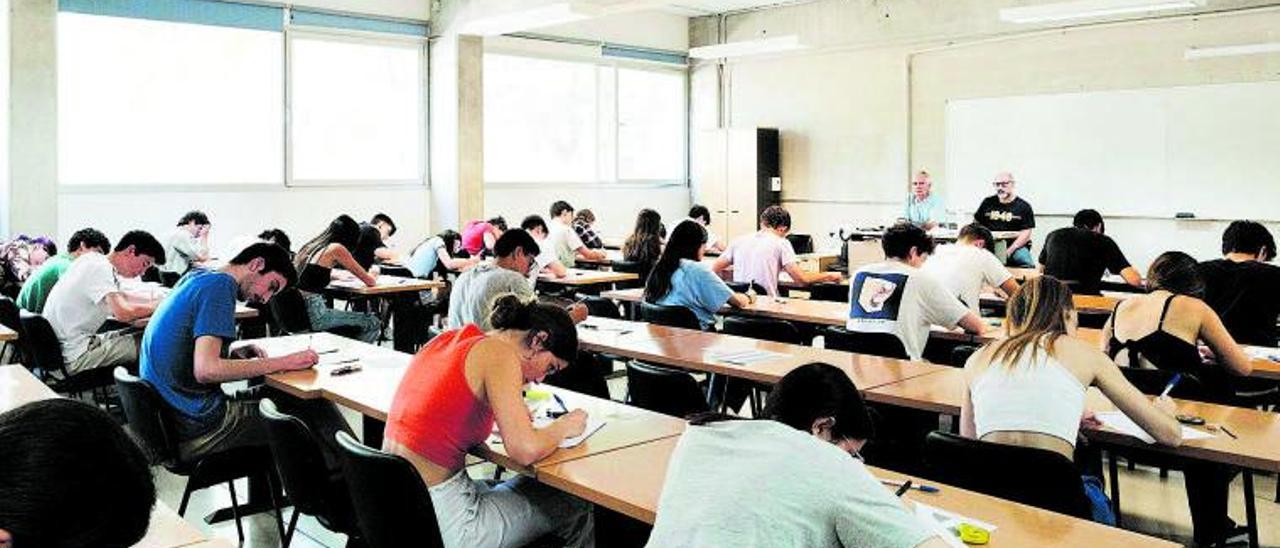 Alumnos de Bachillerato durante la última edición de Selectividad.  | M.PEDRAZ