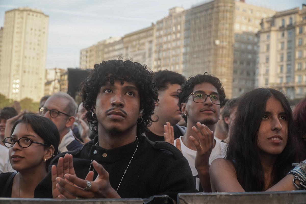 El dúo gallego formado por Anxela Baltar (guitarra y voz) y Violeta Mosquera (batería y voz) tomaron el escenario de la playa en la primera jornada del Festival Noroeste en Riazor. El dúo gallego formado por Anxela Baltar (guitarra y voz) y Violeta Mosquera (batería y voz) tomaron el escenario de la playa en la primera jornada del Festival Noroeste en Riazor.
