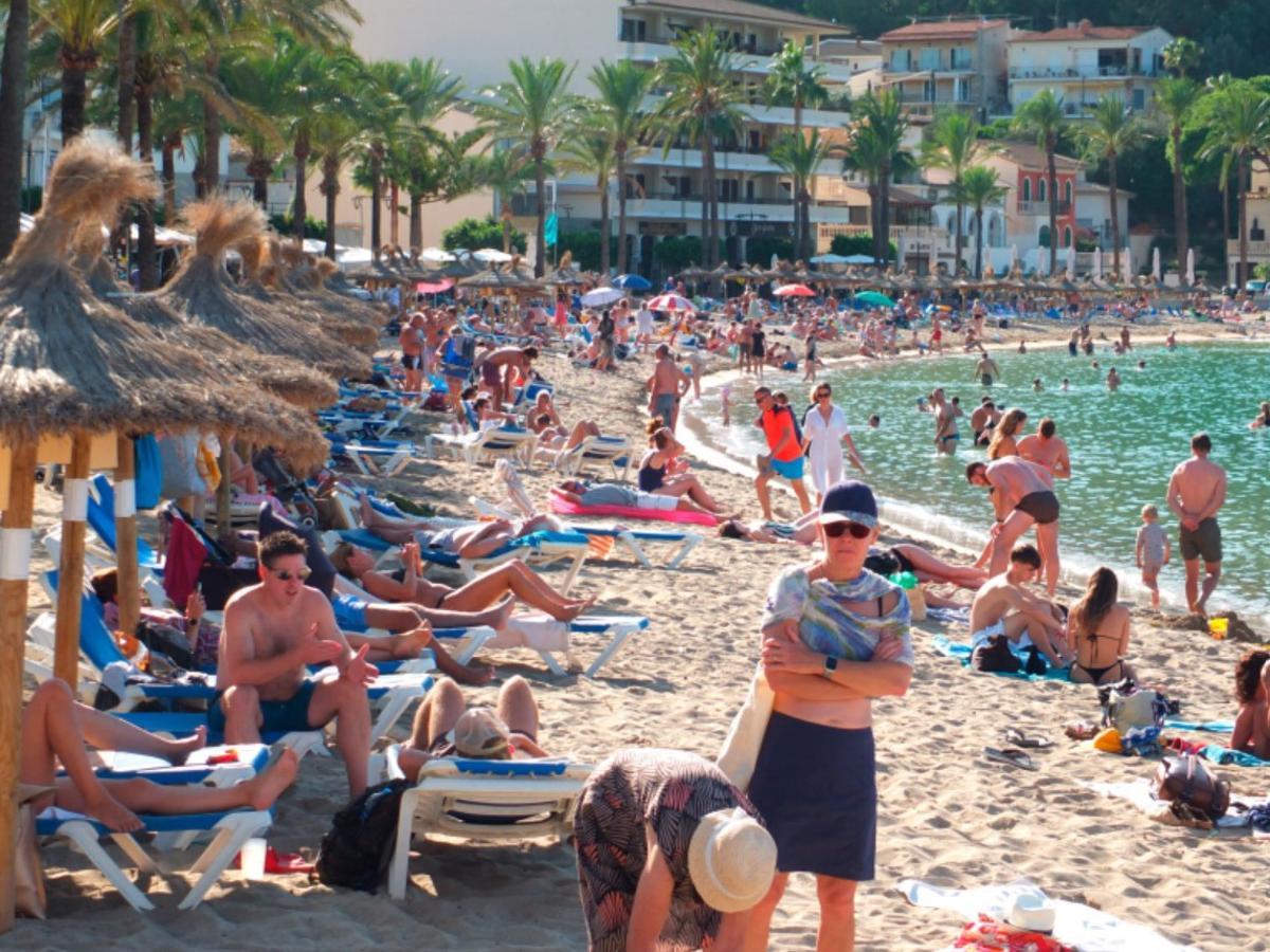 Una playa de Mallorca llena de bañistas en temporada alta.