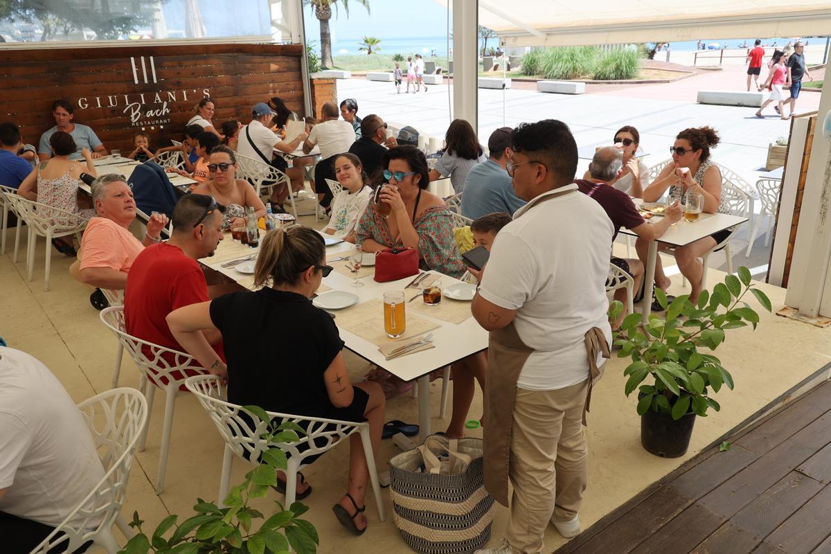 El restaurante es ideal para que deleiten sus paladares familias enteras o grupos de amigos.