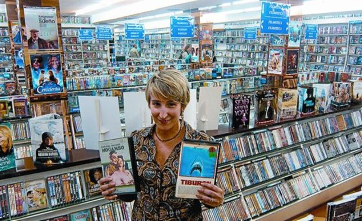 Aurora Depares, ahir al Video Instan amb dues pel·lícules en l’obsolet format de VHS. Aurora Depares, ahir al Video Instan amb dues pel·lícules en l’obsolet format de VHS.