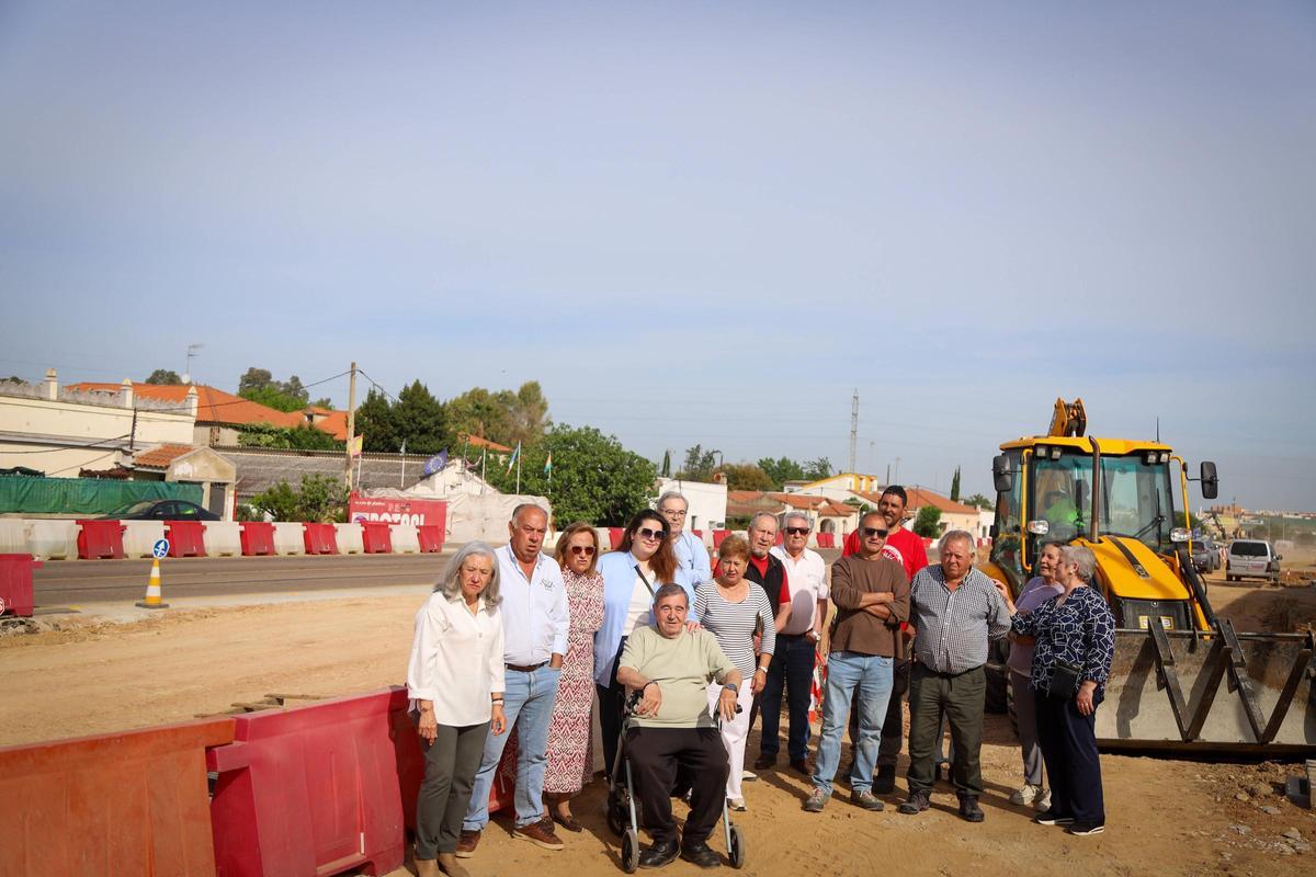 Vecinos del paraje de San Gabriel junto a las obras de la carretera de Sevilla, en el tramo junto a sus viviendas.
