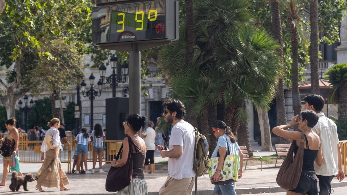 Gente paseando por la plaza del Ayuntamiento a 39 grados.