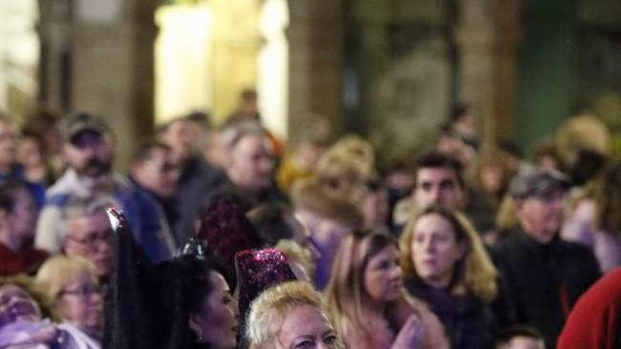 Viudas y público, en la despedida del Antroxu avilesino.