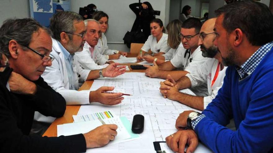 Reunión celebrada ayer en el Hospital do Salnés para hacer seguimiento de las obras y definir los nuevos equipamientos. // Iñaki Abella