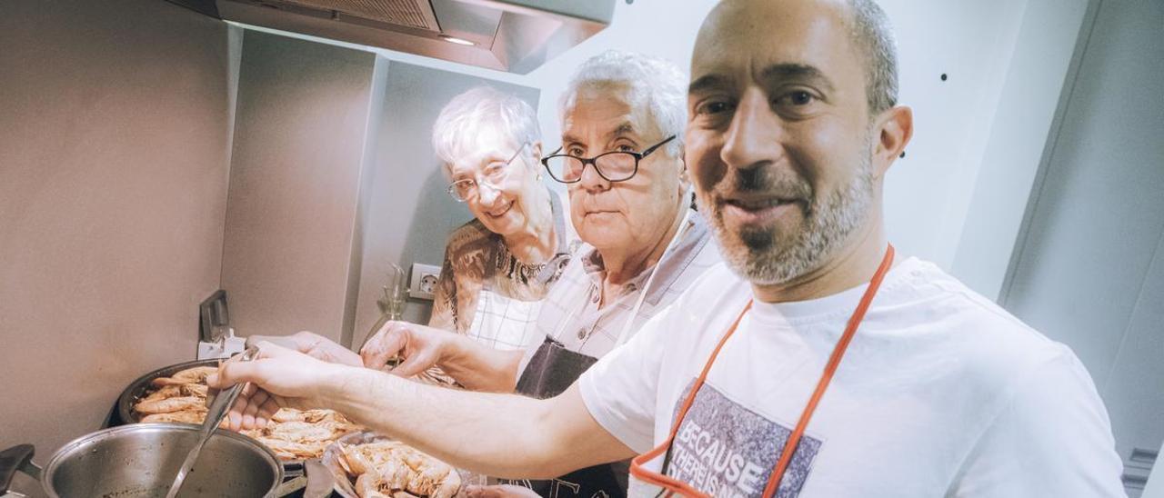 Marc Aloy cuinant l’àpat d’aquest Nadal a casa de la sevà àvia Josefina