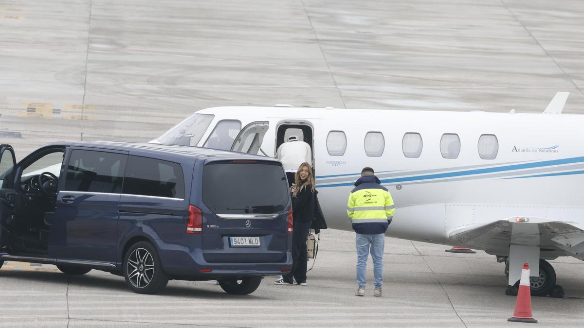 Lando y Magui embarcan juntos en un jet en el aeropuerto de Vigo.