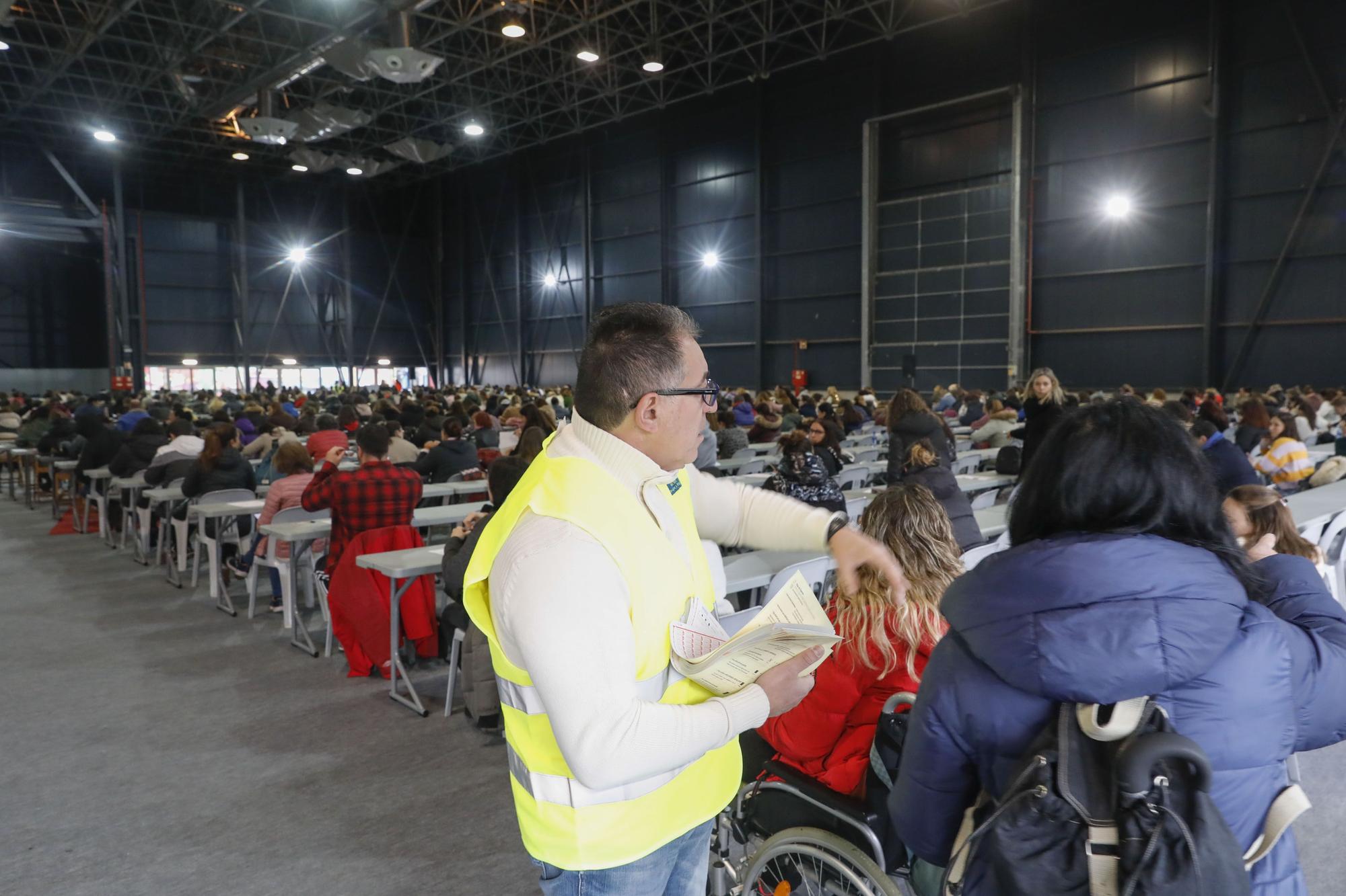 EN IMÁGENES: Nervios y curiosidad en el primer día de oposiciones de la Administración autonómica