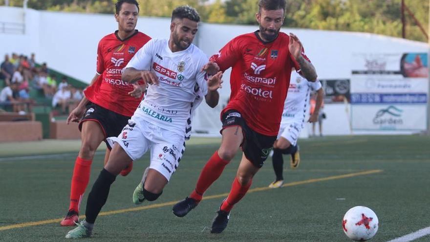 El Formentera, debutante en la Liga, y la Peña vivieron ayer su primer derbi en Segunda B.