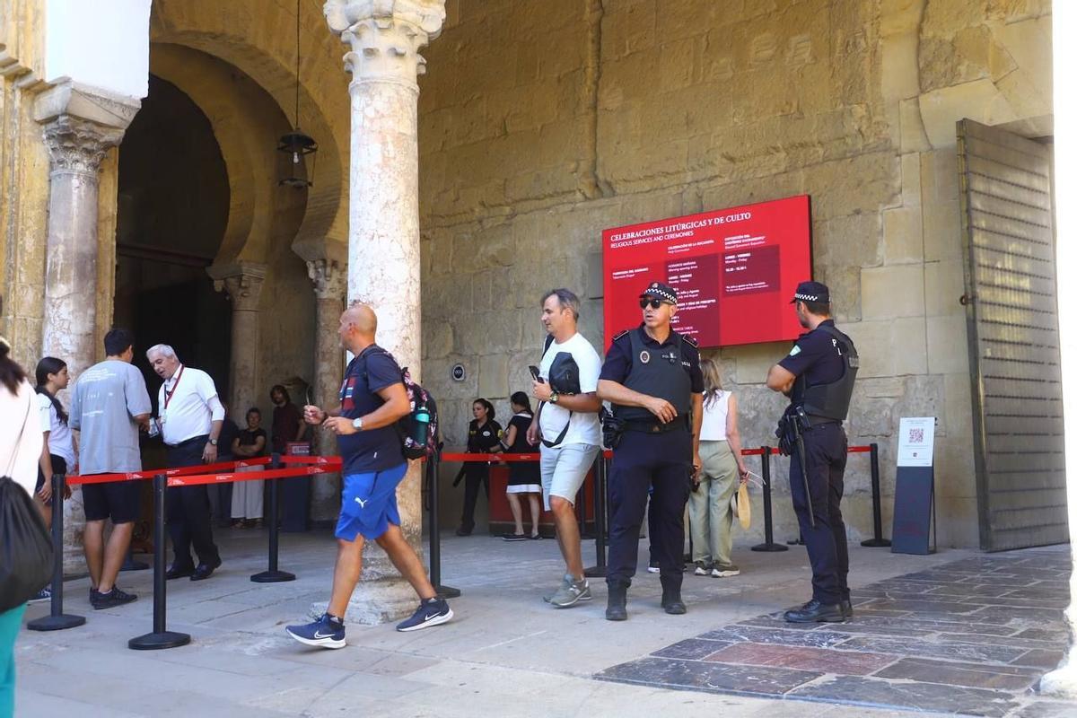 Agentes de Policía, a la entrada de la Mezquita Catedral de Córdoba