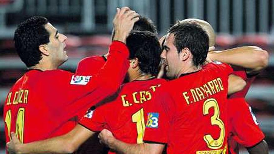 Güiza, Castro y Navarro felicitan a Webó tras marcar al Murcia.