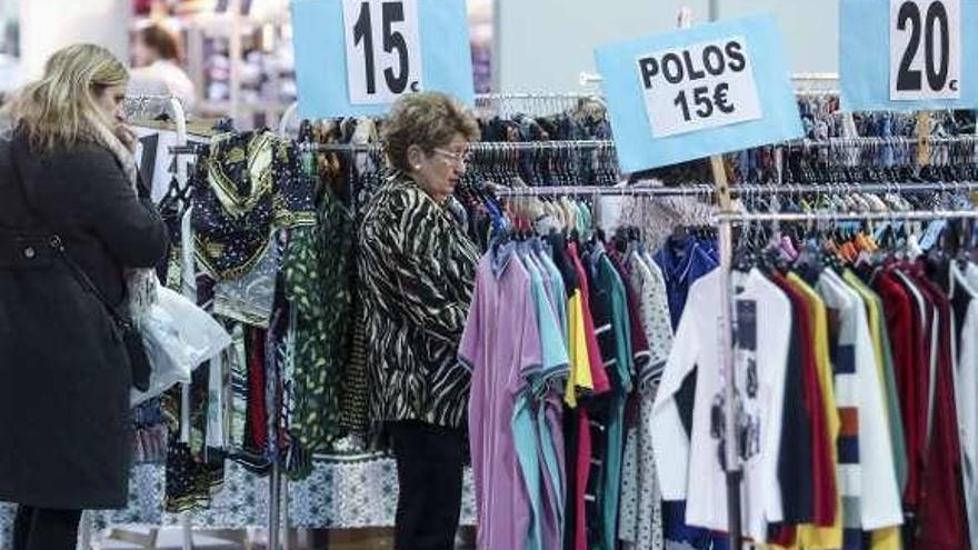 Asistentes a la primera jornada de la Feria del stock.