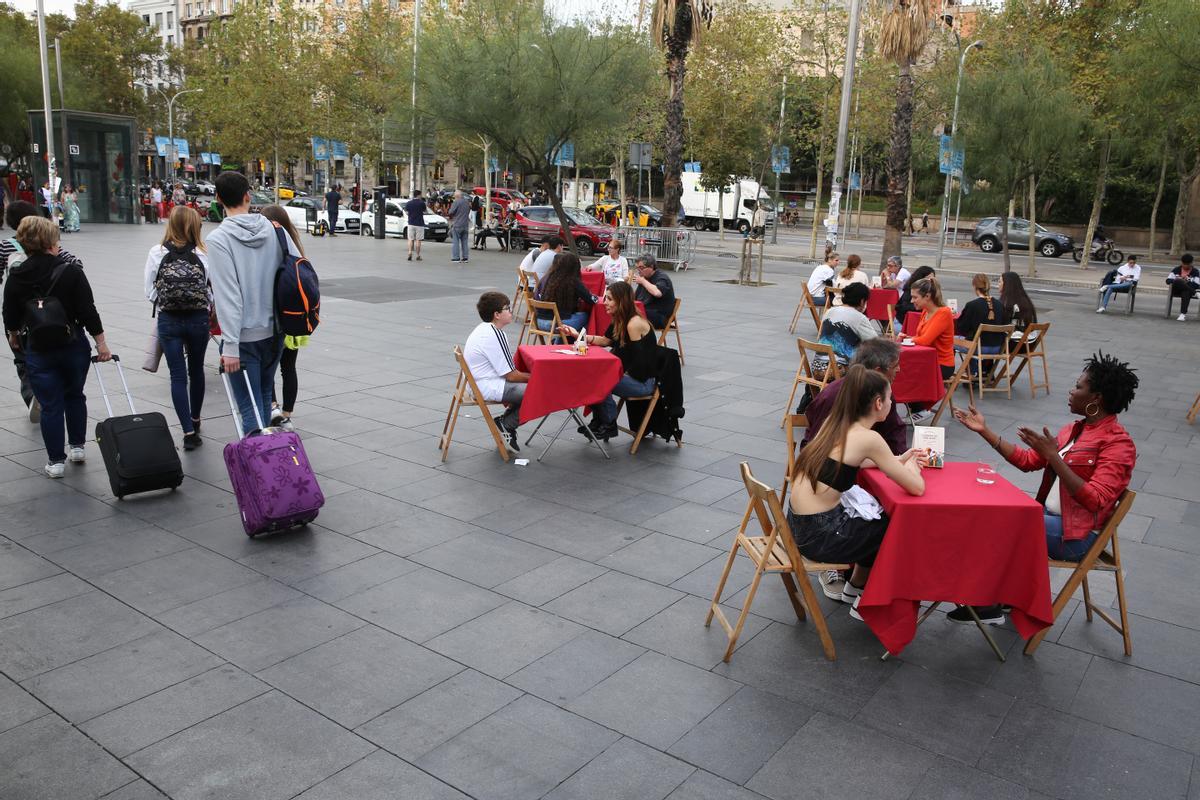 Campaña del Hospital Sant Joan de Dèu Cafè Solidari contra la soledad no deseada en la plaça Universitat de Barcelona