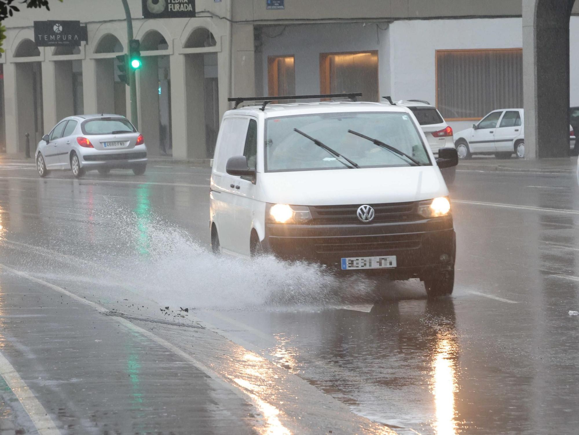 La lluvia no cesa y complica el tráfico en A Coruña