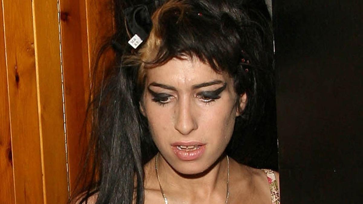 Amy Winehouse llega tarde a recoger un premio