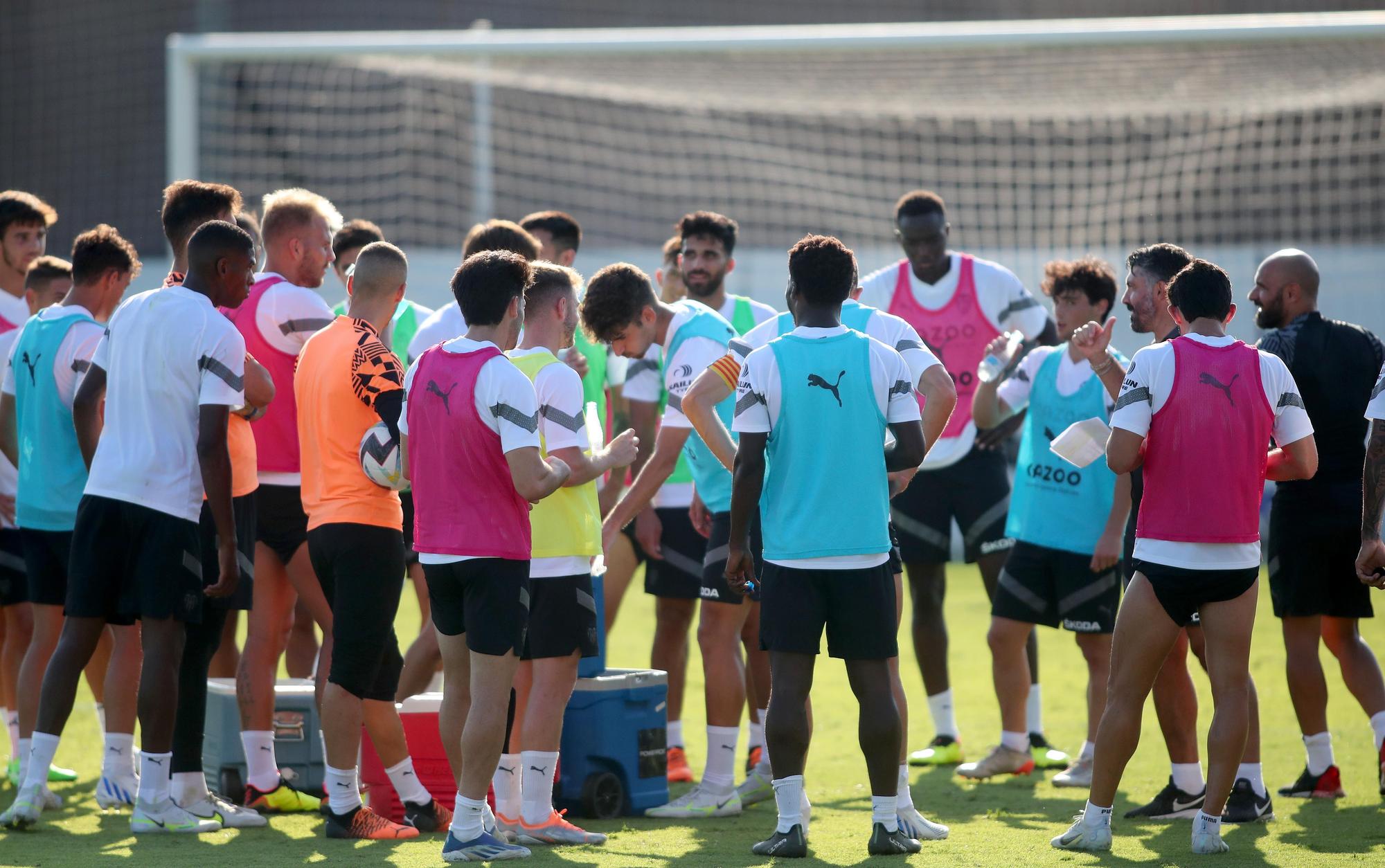 La anécdota de los brazaletes de capitán en el último entrenamiento del Valencia CF