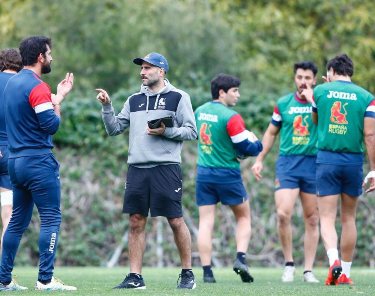 Los jugadores de la selección masculina, en pleno entrenamiento | L.O.