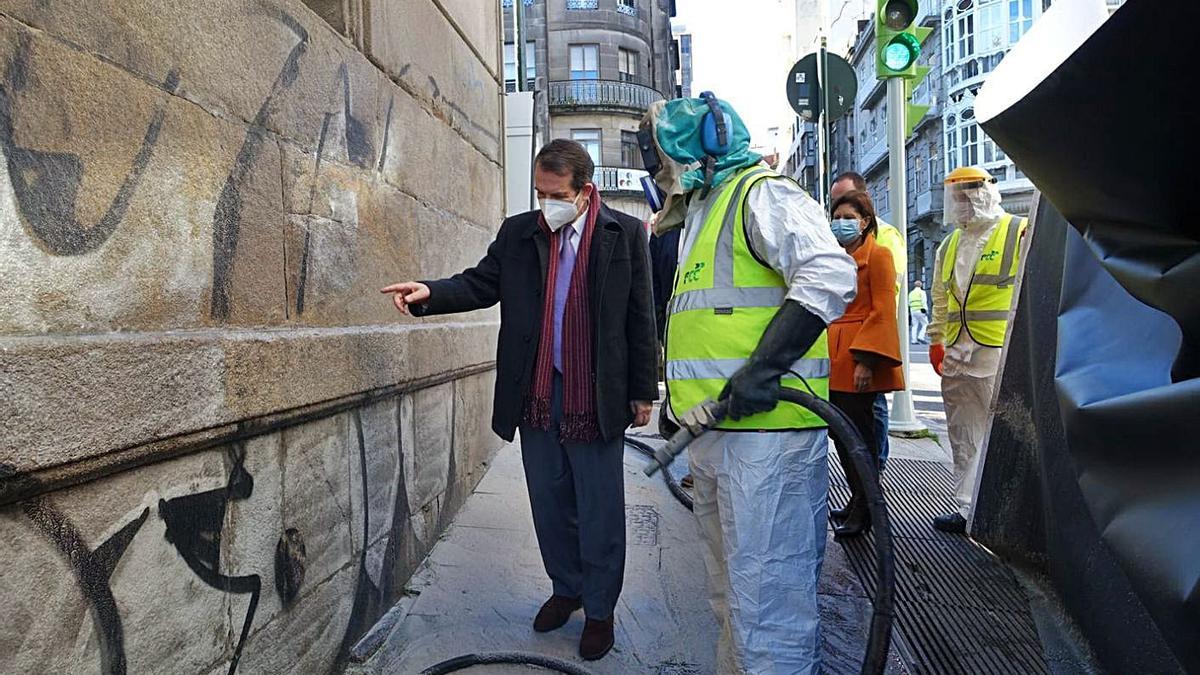 Caballero, ayer en la calle Cervantes, donde se actúa en el plan de limpieza.