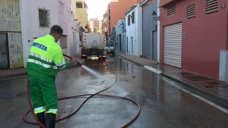 Un trabajador de Urbaser en las calles del término municipal mijeño.