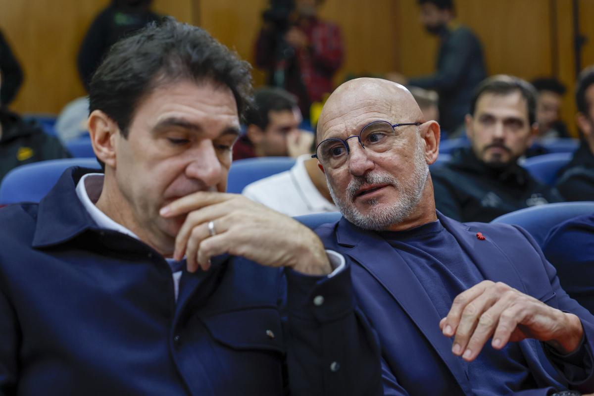 De la Fuente conversa con el director deportivo, Aitor Karanka