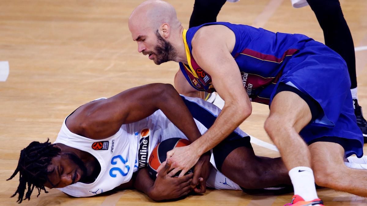 El ala-pívot estadounidense del Zenit Alex Poythress (i) lucha con Nick Calathes (d), del Barça.