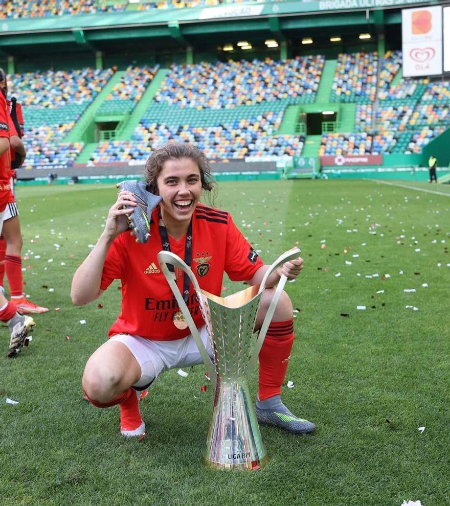 Pauleta con el trofeo de la liga portuguesa sobre el césped del José Alvalade