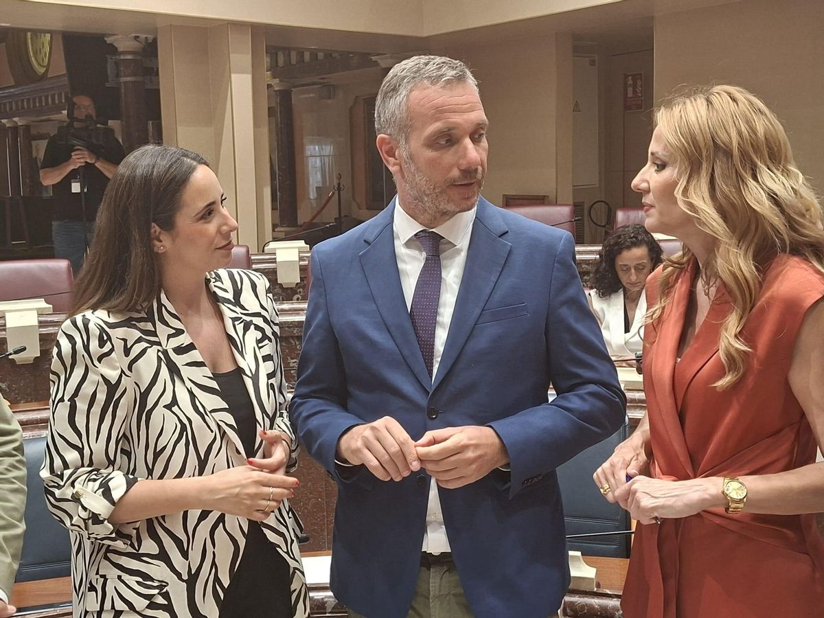 Peña Carreño y Joaquín Segado, diputados del PP, charlan con la consejera Marisa López Aragón.