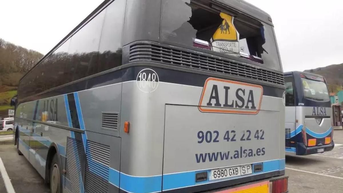 Imagen de archivo de un autobús de Alsa objeto de un ataque vandálico.