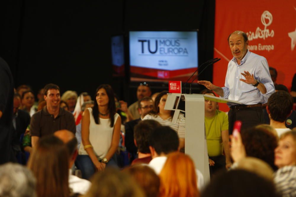 El secretario general del PSOE, Alfredo Pérez Rubalcaba, y el líder de los socialistas valencianos, Ximo Puig, durante el mitin de cierre de campaña para las elecciones europeas de 2014 en Alicante