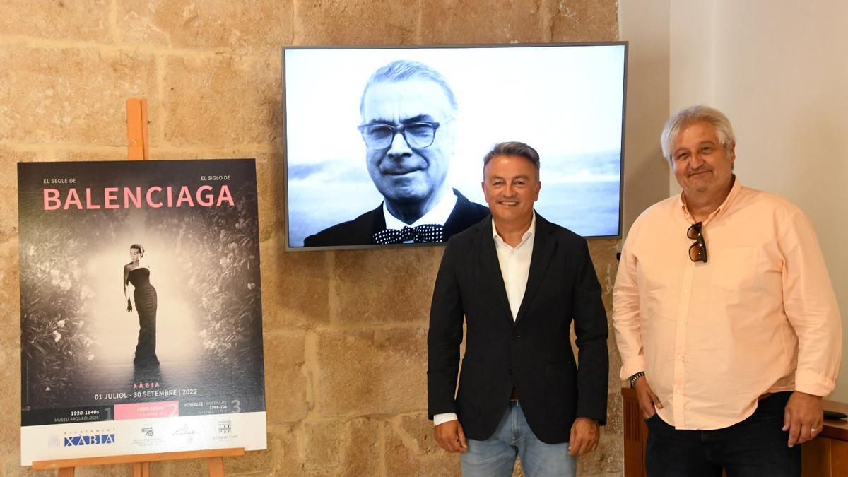 El alcalde y el concejal de Cultura junto a una foto de Balenciaga y el cartel del ciclo