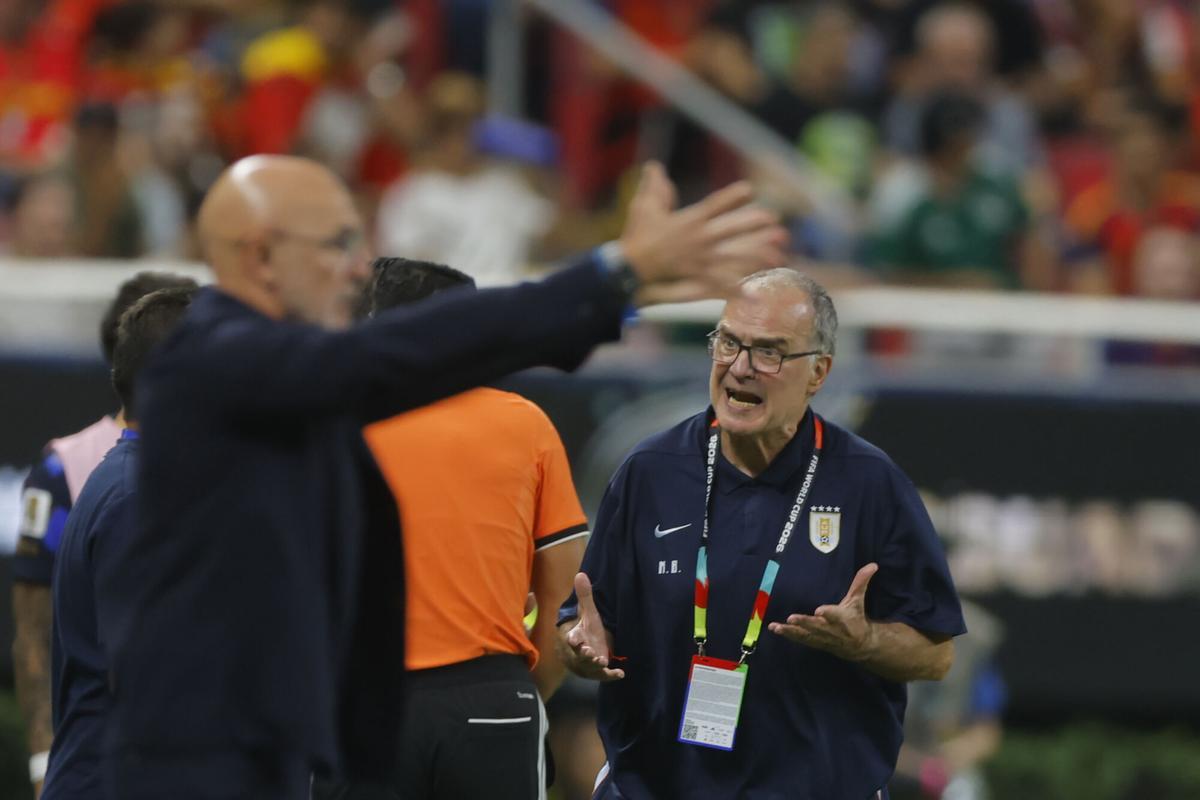 GR6105. GUADALAJARA (MÉXICO), 26/06/2026.- El seleccionador de Uruguay, Marcelo Bielsa, reacciona este viernes, un partido del grupo H del Mundial de la FIFA 2026 entre Uruguay y España en el estadio Akron en Guadalajara (México). EFE/ Francisco Guasco
