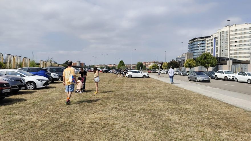 Calles llenas, autobuses a reventar, aparcamientos improvisados... Gijón rebosa por el Festival Aéreo