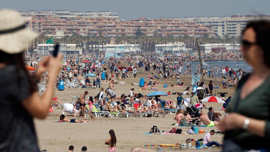 Vista de la playa de la Malva-rosa en el Lunes de Pascua.