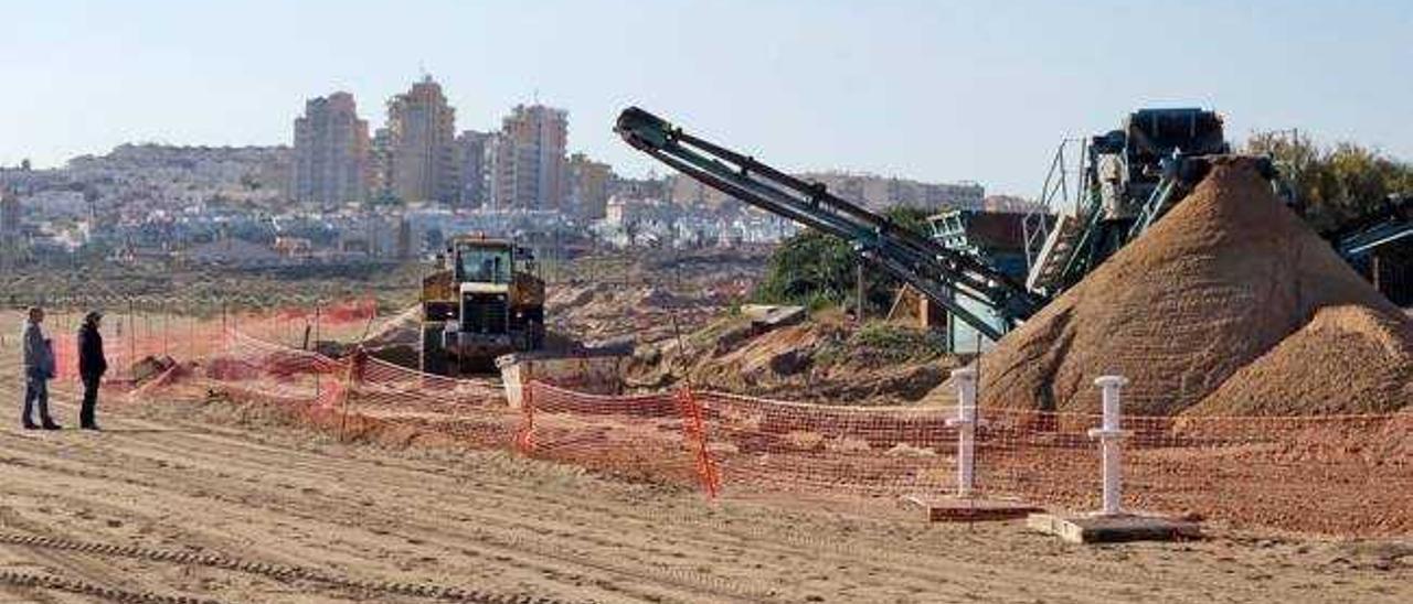 Imagen de las obras en el paseo de La Mata, del que se ha eliminado la pasarela con hormigón y madera.