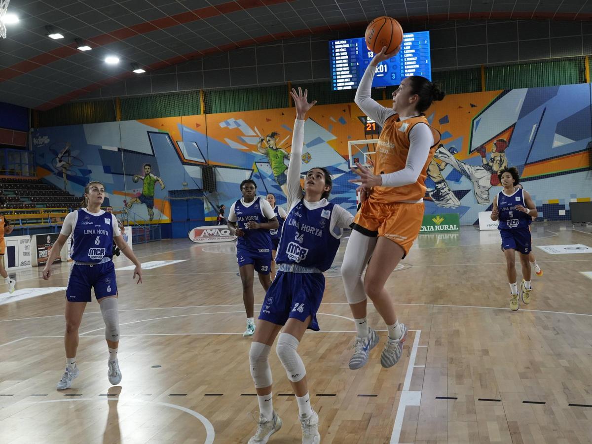 Ana Pérez se eleva para anotar ante Lima-Horta Barcelona.