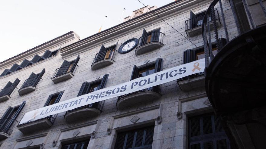 La pancarta que penja de l&#039;edifici consistorial de Girona