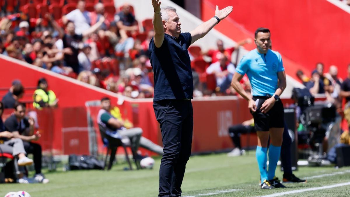 Javier Aguirre se queja de una acción durante el partido del sábado ante Las Palmas.