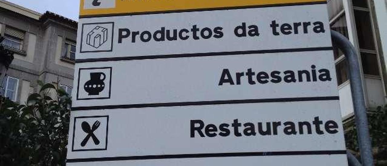 Nombres de localidades y calles  |  A Estrada no es un caso aislado. Son habituales los problemas en las cartelerías a la hora de escribir correctamente los nombres de localidades o calles. El problema viene muchas veces por los antiguos nombres en castellano y el paso al gallego. Muchos carteles mantienen por ejemplo formas como Puentevea o Puentecesures. En casos como el de la primera foto se traduce, pero con una forma separada &quot;Ponte Vea&quot;. En otros casos, aparecen carteles nuevos en castellano, como en la del centro.