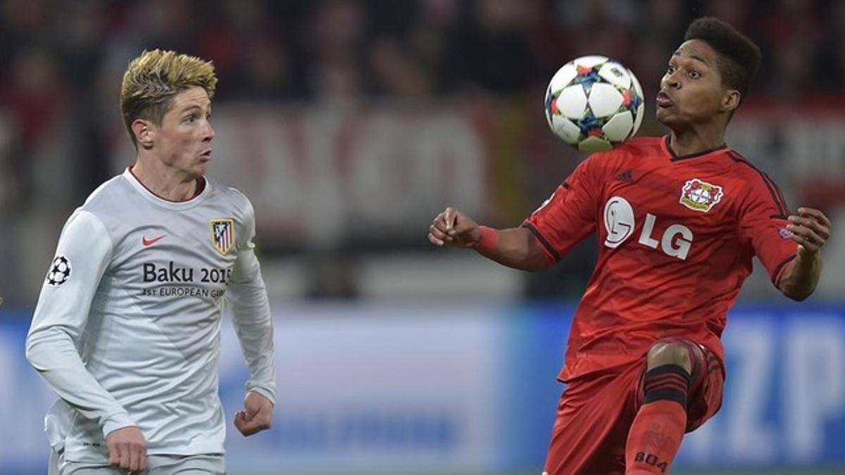 Wendell controla el balón ante Fernando Torres.