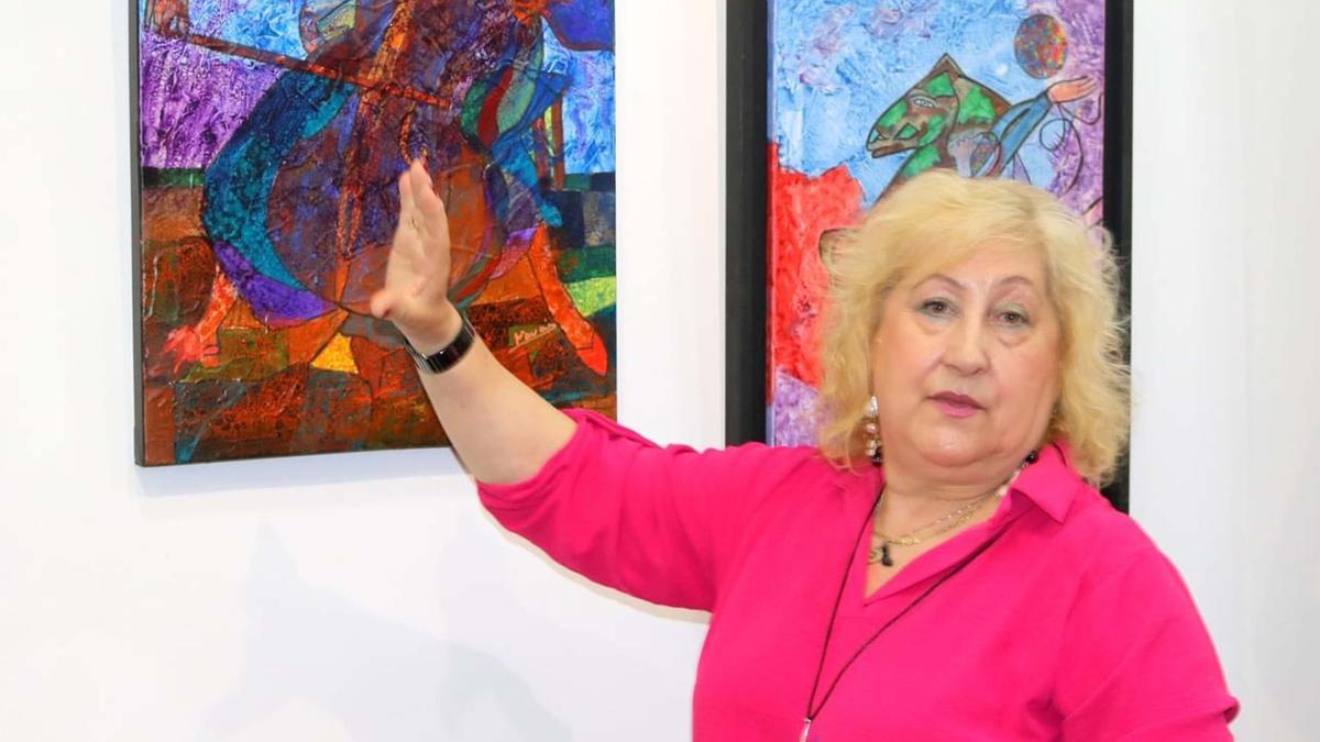 La pintora Novais ofrece la exposición ‘Rapsodia de colores’ en la sala de Arga