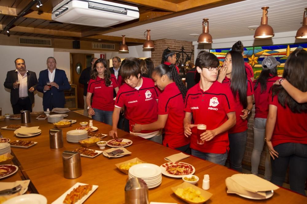 Homenaje de campeonas para el Deportivo Abanca