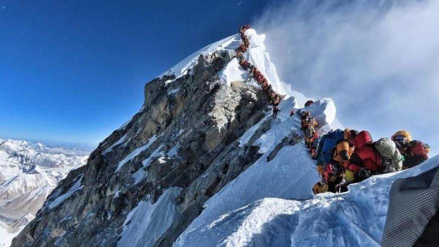 250 montañeros tuvieron que hacer ayer cola para llegar a la cumbre de la montaña más alta del mundo.