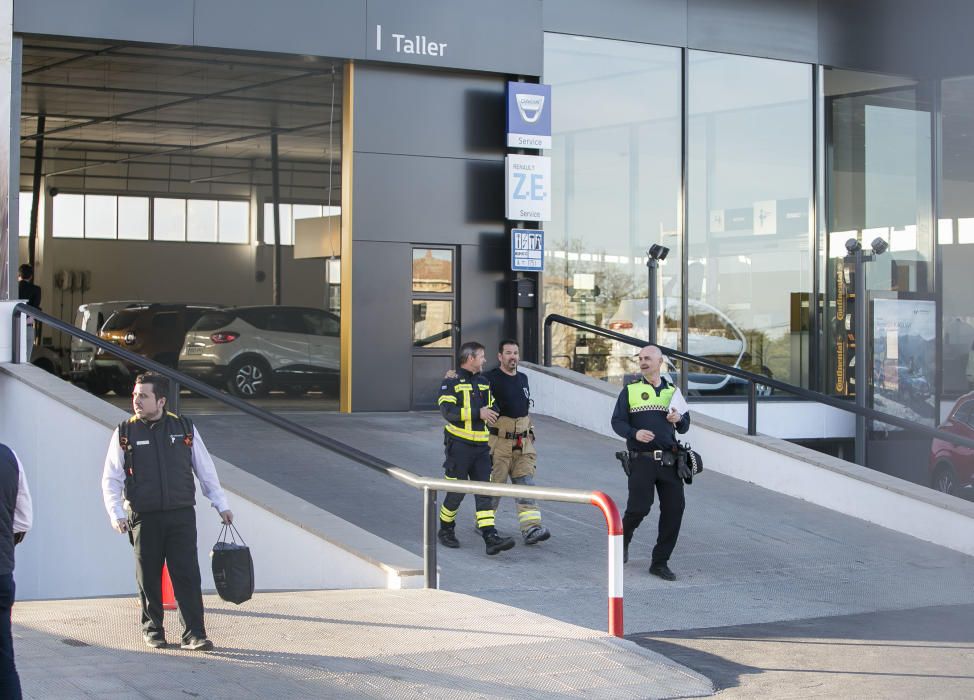 Seis intoxicados en un incendio en un concesionario de coches de Alicante.