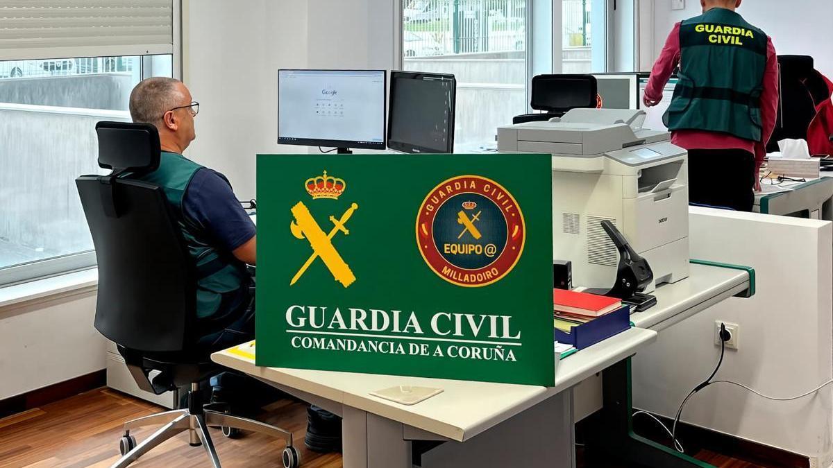 Agentes de la Guardia Civil durante la investigación de la operación 'Lightcall'.