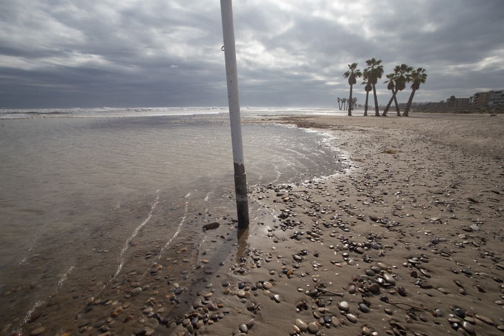 El temporal agrava la situación de la playa de Canet d'En Berenguer con nueva pérdida de arena y más piedras