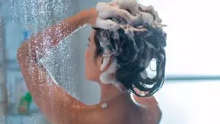 Se acabaron los pelos en el desagüe de la ducha: el artilugio que evita que caigan