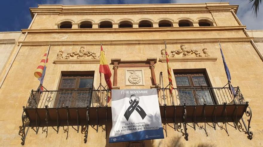 Banderola en el Ayuntamiento de Elche