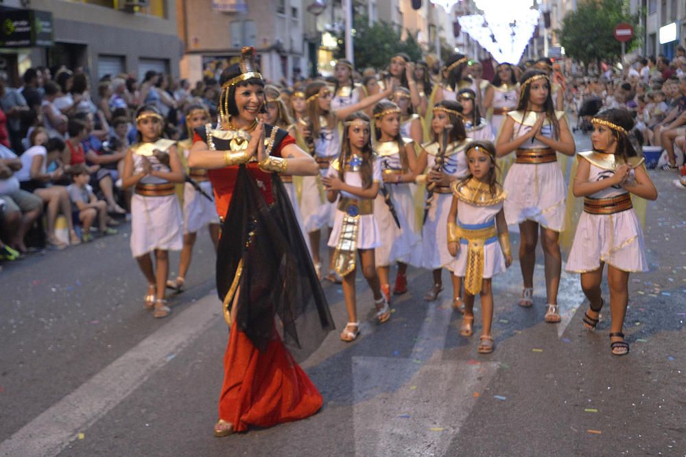 El popular desfile de la Gran Charanga en Elche reúne a más de 4.500 participantes