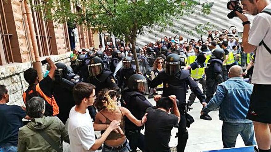 Pla general de les càrregues policials a l&#039;institut Tarragona de Barcelona